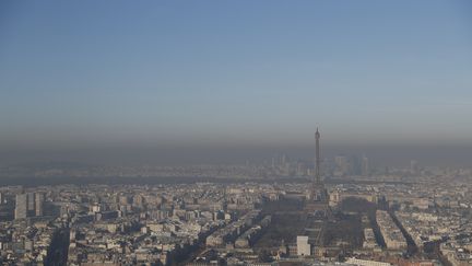 Le ciel pollué de Paris, photographié le 5 décembre 2016. (THOMAS SAMSON / AFP)