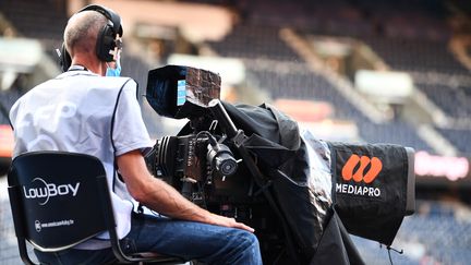 Un cadreur lors du match de Ligue 1 entre le Paris Saint-Germain et Marseille, le 13 septembre 2020, au parc des Princes, à Paris. (FRANCK FIFE / AFP)