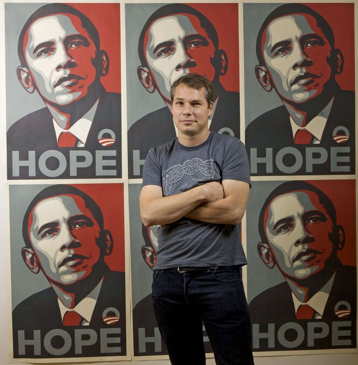 Shepard Fairey pose devant l'affiche "Hope" , créée en 2008 pour la campagne présidentielle de Barack Obama
 (Damian Dovarganes/AP/SIPA)