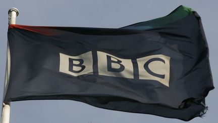 Un drapeau de la BBC flotte sur la maison m&egrave;re du groupe, &agrave; Londres (Royaume-Uni), le 21 novembre 2008.&nbsp; (ANDREW WINNING / REUTERS)