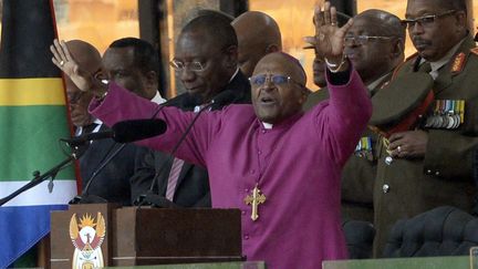 "Je ne vous donnerai pas ma b&eacute;n&eacute;diction avant que vous tous soyez silencieux. Soyez disciplin&eacute;s (...), je veux entendre un stylo tomber." L'ancien archev&ecirc;que anglican Desmond Tutu a r&eacute;ussi &agrave; obtenir un silence total et&nbsp;&agrave; d&eacute;tendre l'atmosph&egrave;re, &agrave; la fin de la c&eacute;r&eacute;monie,&nbsp;dans une intervention impr&eacute;vue m&ecirc;lant pitreries et pri&egrave;res. (PEDRO UGARTE / AFP)