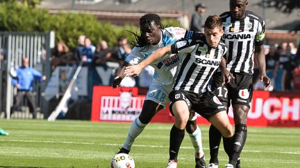 L'attaquant de l'OM, Bafetimbi Gomis, ici à la lutte avec le milieu de terrain du SCO Angers, Baptiste Santamaria.