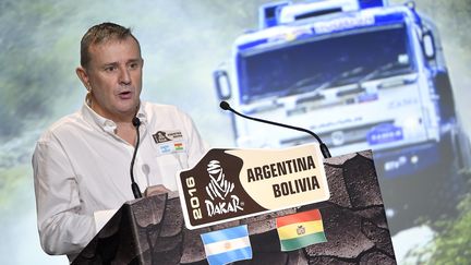 Etienne Lavigne présente le Dakar 2016 à la presse et aux concurrents (FRANCK FIFE / AFP)