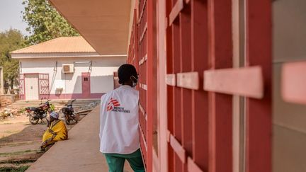 Soutenu par Médecins sans Frontières (MSF), l'hôpital communautaire de Bangui est le seul endroit dédié aux malades du sida dits "avancés". Il compte 68 lits plus 15 en réanimation. Dans une salle annexe du service de médecine interne, les personnes hospitalisées sont porteuses du VIH et souvent de maladies opportunistes. Lesquelles se développent en raison de leur système immunitaire très affaibli après des années d’une séropositivité, souvent ignorée. &nbsp; (BARBARA DEBOUT / AFP)