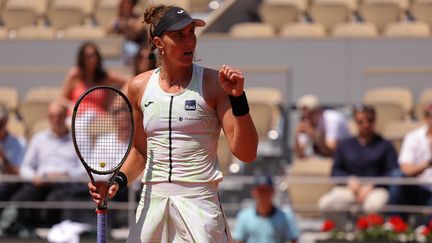 La Brésilienne Beatriz Haddad Maia célèbre le gain de la deuxième manche en quart de finale de Roland-Garros contre la numéro 7 mondiale, Ons Jabeur, le 7 juin 2023. (THOMAS SAMSON / AFP)