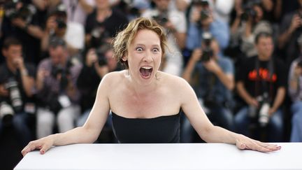 La r&eacute;alisatrice Emmanuelle Bercot, venue pr&eacute;senter son film "La t&ecirc;te haute", n'a pas h&eacute;sit&eacute; &agrave; faire la grimace face aux photographes. ( ERIC GAILLARD / REUTERS)