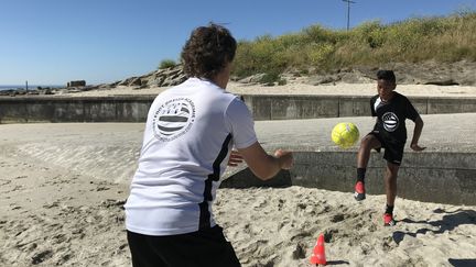 La Foot Breizh Académie a été contrainte de revoir ses méthodes avec la crise : les entraînements individuels sur la plage remplacent les entraînements de groupe&nbsp;dans les&nbsp;stades. (JÉRÔME VAL / FRANCE-INFO)