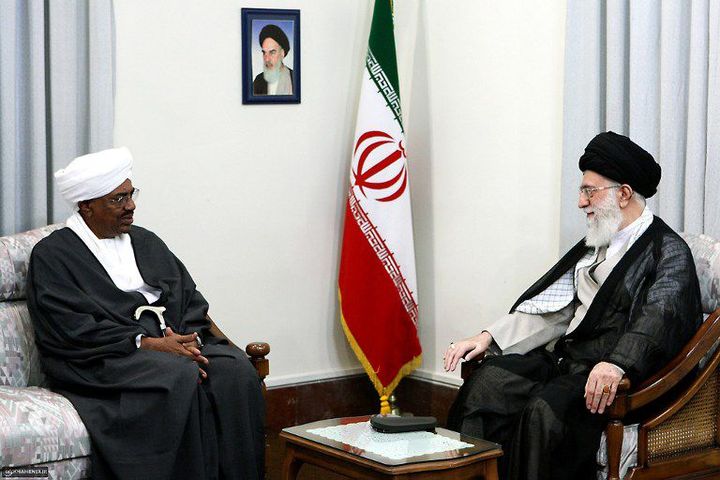 Le président soudanais Omar Al-Bachir (D) recu par le guide suprême iranien Ali Khamenei (G) le 26 juin 2011, à l'époque où Khartoum entretenait encore de bonnes relations avec Téhéran.  (AFP PHOTO/HO/KHAMENEI.IR)