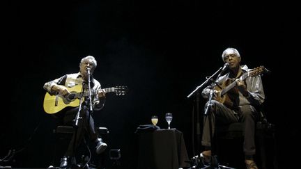 La nuit va-t-elle retomber sur la culture au Brésil ? Caetano Veloso et Gilberto Gil (ancien ministre de la Culture du Brésil), membres de l'association Procure Saber, en concert à Tel-Aviv (28 juillet 2015)
 (Ariel Schalit / AP / Sipa)