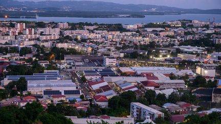 Une vue aérienne de Fort-de-France (Martinique), après une nuit de violences urbaines contre la vie chère, le 20 septembre 2024. (ED JONES / AFP)