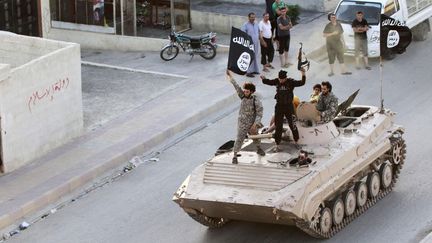  (Une parade militaire de l'Etat islamique, le 30 juin à Raqqa en syrie © REUTERS / Stringer)