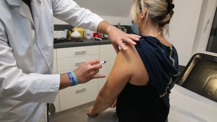 La vaccination contre la grippe a permis de faire reculer la maladie l'hiver dernier.&nbsp; (JEAN-FRAN?OIS FREY / MAXPPP)