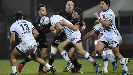 Le joueur de Bordeaux-Bègles Jayden Spence dans la tenaille lyonnaise