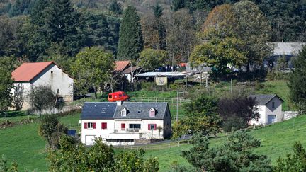 Des gendarmes enquêtent autour de la ferme de l'homme qui a avoué avoir tué Justine Vayrac, le 26 octobre 2022, au lieu-dit Eyzat-Haut, sur la commune de Beynat (Corrèze). (MAXPPP)