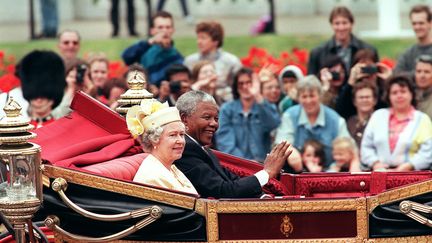 V&eacute;ritable star sur la sc&egrave;ne internationale, Nelson Mandela restaure l'image et la place de l'Afrique du sud, mis au ban de la communaut&eacute; des nations &agrave; cause de l'appartheid. Il se rend par exemple &agrave; Londres en juillet 1996. (JEAN-LOUP GAUTREAU / AFP FILES)