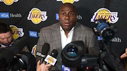 Magic Johnson annonce dans une conférence de presse qu'il quitte la présidence des Lakers, à Los Angeles (Californie), le 9 avril 2019. (HARRY HOW / GETTY IMAGES NORTH AMERICA)