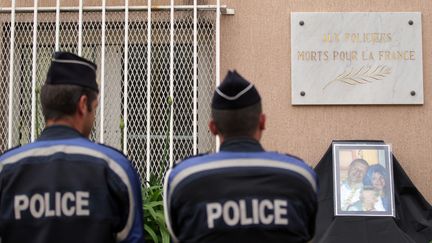 Des membres des forces de l'ordre rendent hommage au couple de policiers assassinés à Magnanville (Yvelines), le 15 juin 2016 à Ajaccio (Corse-du-Sud). (PASCAL POCHARD-CASABIANCA / AFP)