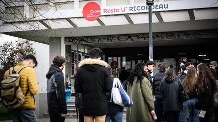 Des étudiants devant un restaurant universitaire, le 29 novembre 2023 à Nantes (Loire-Atlantique). (LOIC VENANCE / AFP)