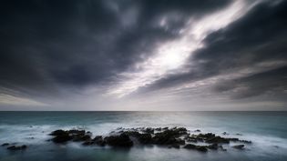 Des vagues&nbsp;secouent l'océan Atlantique sur la pointe de Penvins (Morbihan), le 16 septembre 2021. (DAVID HENROT / BIOSPHOTO / AFP)