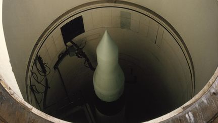 Un missile Minuteman dans son silo de lancement sur la base de&nbsp;Warren (Wyoming), le 9 septembre 1965. (LOWELL GEORGIA / NATIONAL GEOGRAPHIC / GETTY IMAGES)