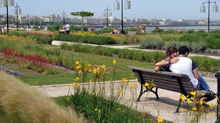 Un espace vert sur les bords de la Garonne, &agrave; Bordeaux (Gironde), le 23 mai 2009. (PIERRE ANDRIEU / AFP)