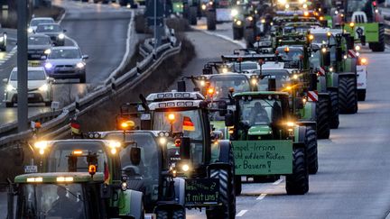 Des agriculteurs en tracteur manifestent sur une autoroute à côté de l'aéroport de Francfort (Allemagne), le 3 février 2024. (MICHAEL PROBST / AP / SIPA)