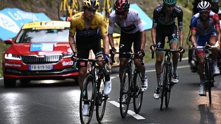 Primoz Roglic (Jumbo-Visma) devant Egan Bernal (Ineos) et Thibaut Pinot (Groupama-FDJ) lors du Critérium du Dauphiné 2020 (ANNE-CHRISTINE POUJOULAT / AFP)