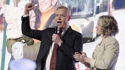 Le leader du Parti social-démocrate finlandais, Antti Rinne, aux côtés de son épouse&nbsp;Heta Ravolainen-Rinne, s'adresse aux militants de son parti, le 14 avril 2019, à Helsinki (Finlande). (ANTTI AIMO-KOIVISTO / LEHTIKUVA / AFP)