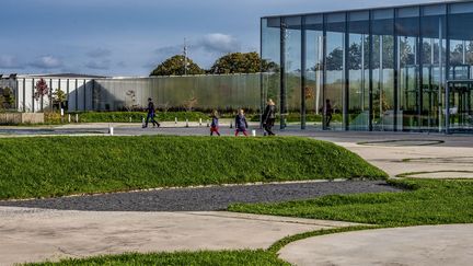 Vue extérieure du hall d'accueil du musée du Louvre-Lens dans le Pas-de-Calais en 2021 (ERIC BERACASSAT / HANS LUCAS)