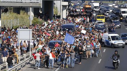 &nbsp; (Des centaines de migrants partent à pied vers la frontière autrichienne © Sipa - Frank Augstein)