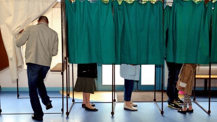 Dans un bureau de vote &agrave; H&eacute;nin-Beaumont (Pas-de-Calais), le 17 juin 2012 pour les &eacute;lections l&eacute;gislatives. (PHILIPPE HUGUEN / AFP)