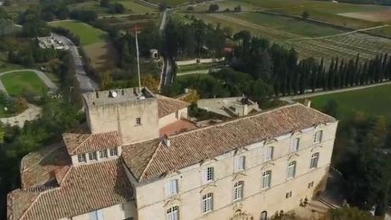 France 2 s'est rendu sur les hauteurs du Luberon (Vaucluse) à la découverte du château d'Ansouis qui a traversé les époques. Ses propriétaires l'ont acheté lors d'une vente aux enchères. (France 2)