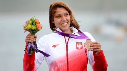 Le Polonaise&nbsp;Zofia Noceti-Klepacka c&eacute;l&egrave;bre sa m&eacute;daille olympique de bronze de planche &agrave; voile &agrave; Londres (Royaume-Uni), le 7 ao&ucirc;t 2012. (WILLIAM WEST / AFP)