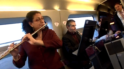 Concert à bord d'un TGV entre Metz et Paris dans le cadre de la 6ème édition d'Orchestres en fête
 (Capture d&#039;écran / Culturebox)