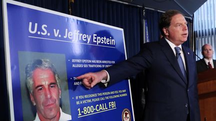 Geoffrey Berman,&nbsp;procureur du district sud de New York (Etats-Unis), montre une photo de Jeffrey Epstein, le 8 juillet 2019.&nbsp; (SHANNON STAPLETON / REUTERS)