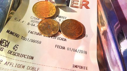 Un ticket de caisse dans un bar, le 2 avril 2018. (PATRICK LEFEVRE / BELGA MAG)