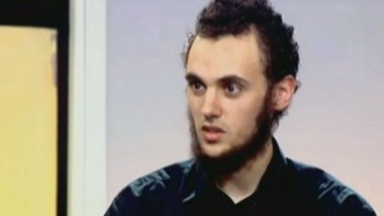 Micka&euml;l, jeune converti &agrave; l'islam interpell&eacute; &agrave; Trappes le 18 juillet lors d'un contr&ocirc;le d'identit&eacute; qui a mal tourn&eacute;, lors de son interview sur la cha&icirc;ne de La Locale, le 24 juillet 2013. (LA LOCALE / FRANCETV INFO)