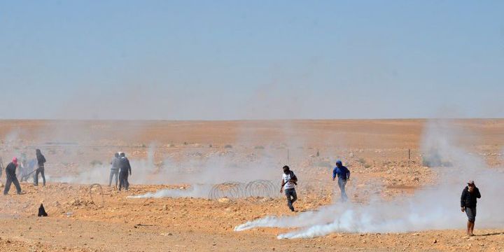 Intervention des forces de l'ordre lors d'une manifestation contre le gouvernement, à Tataouine (Tunisie), le 22 mai 2017 (FETHI NASRI / ANADOLU AGENCY)