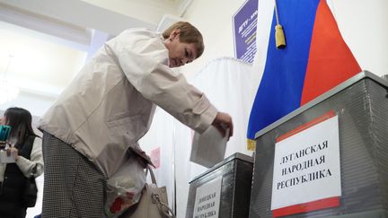 Une habitante de Rostov (Russie) vote lors d'un référendum d'annexion de quatre régions ukrainiennes, le 24 septembre 2022. (STRINGER / ANADOLU AGENCY / AFP)