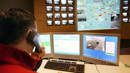 Un opérateur surveille le trafic du réseau routier à Nantes le 2 février 2006. (PHILIPPE MERLE / AFP)