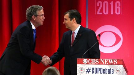 Jeb Bush serre la main de Ted Cruz lors des débats dans le cadre de la primaire républicaine en vue de la présidentielle, le 13 février 2016. (SPENCER PLATT / GETTY IMAGES NORTH AMERICA / AFP)