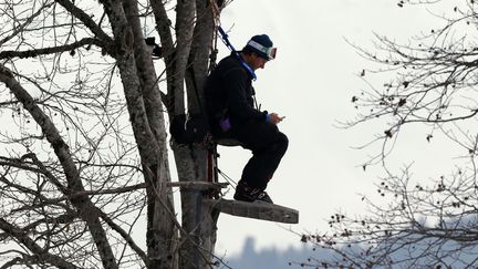 Un coach am&eacute;ricain assiste &agrave; l'entra&icirc;nement des skieurs du super combin&eacute; aux Jeux olympiques de Sotchi (Russie), le 11 f&eacute;vrier 2014. (STEFANO RELLANDINI / REUTERS)