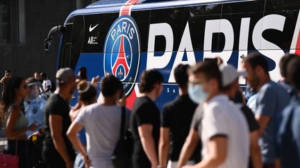 Des supporters du Paris Saint-Germain devant l'hôtel et le bus de leur équipe à Lisbonne, le 17 août 2020 (photo d'illustration). (FRANCK FIFE / AFP)