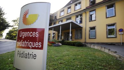 Les urgences pédiatriques de l'hôpital de Mulhouse (Haut-Rhin), où a été prise en charge une fillette de un an finalement transférée au CHU de Strasbourg (Bas-Rhin), où elle est morte, le 27 juin 2019. (SEBASTIEN BOZON / AFP)