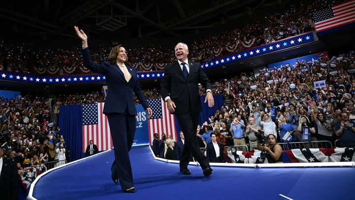 Kamala Harris et Tim Walz lors d'un meeting à Philadelphie, en Pennsylvanie (Etats-Unis), le 6 août 2024. (BRENDAN SMIALOWSKI / AFP)