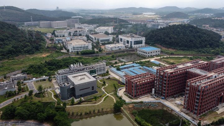 Une vue aérienne de l'institut de virologie de la ville chinoise de Wuhan, berceau de la pandémie de Covid-19, le 27 mai 2020. Le laboratoire P4 se trouve au centre, légèrement sur la gauche. (HECTOR RETAMAL / AFP)