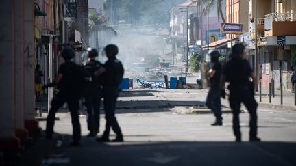 Aparat penegak hukum turun tangan di pinggiran kota Nouméa, Kaledonia Baru, pada 24 Juni 2024. (DELPHINE MAYEUR / AFP)