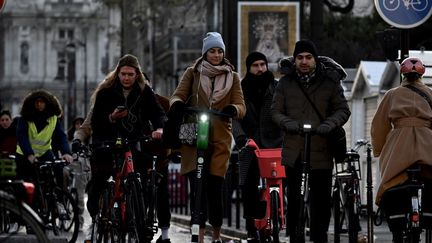 Selon un rapport d'impact de la réforme des retraites, les Françaises toucheront, en moyenne, de meilleures pensions, mais devront travailler plus longtemps que les hommes. (PHILIPPE LOPEZ / AFP)