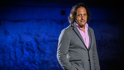 Omar Hasan, l'ancien joueur de rugby argentin devenu chanteur lyrique, pose lors d'une séance photo à Toulouse, dans le sud-ouest de la France, le 25 septembre 2023. (LIONEL BONAVENTURE / AFP)