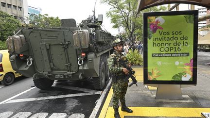 Un soldat colombien patrouille dans les rues de Cali, avant la COP16, le 10 octobre 2024, en Colombie. (JOAQUIN SARMIENTO / AFP)